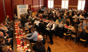 Zahlreiche Besucher konnte KFZ-Obermeister Dirk Waldecker zur Lossprechungsfeier begruessen