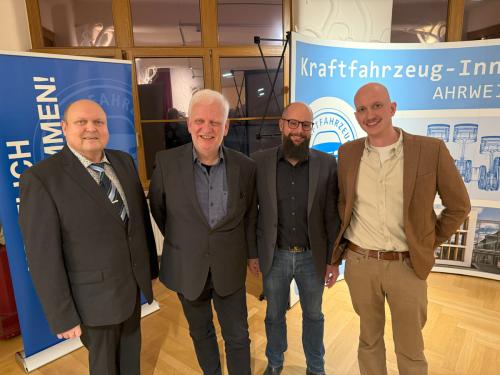 Stolz auf die neuen Gesslin und Gesselen des KFZ Handwerks